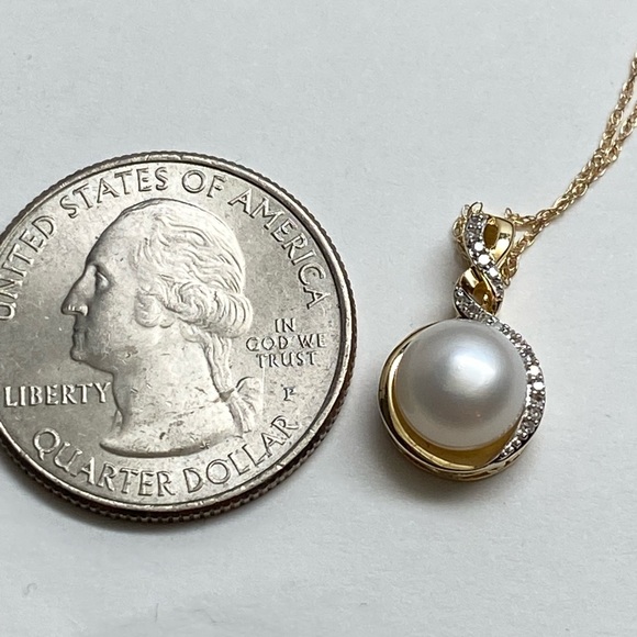 10K Yellow Gold 8mm Cultured Pearl and 0.06ct twt Diamond Pendant with Chain NEW - Picture 3 of 10